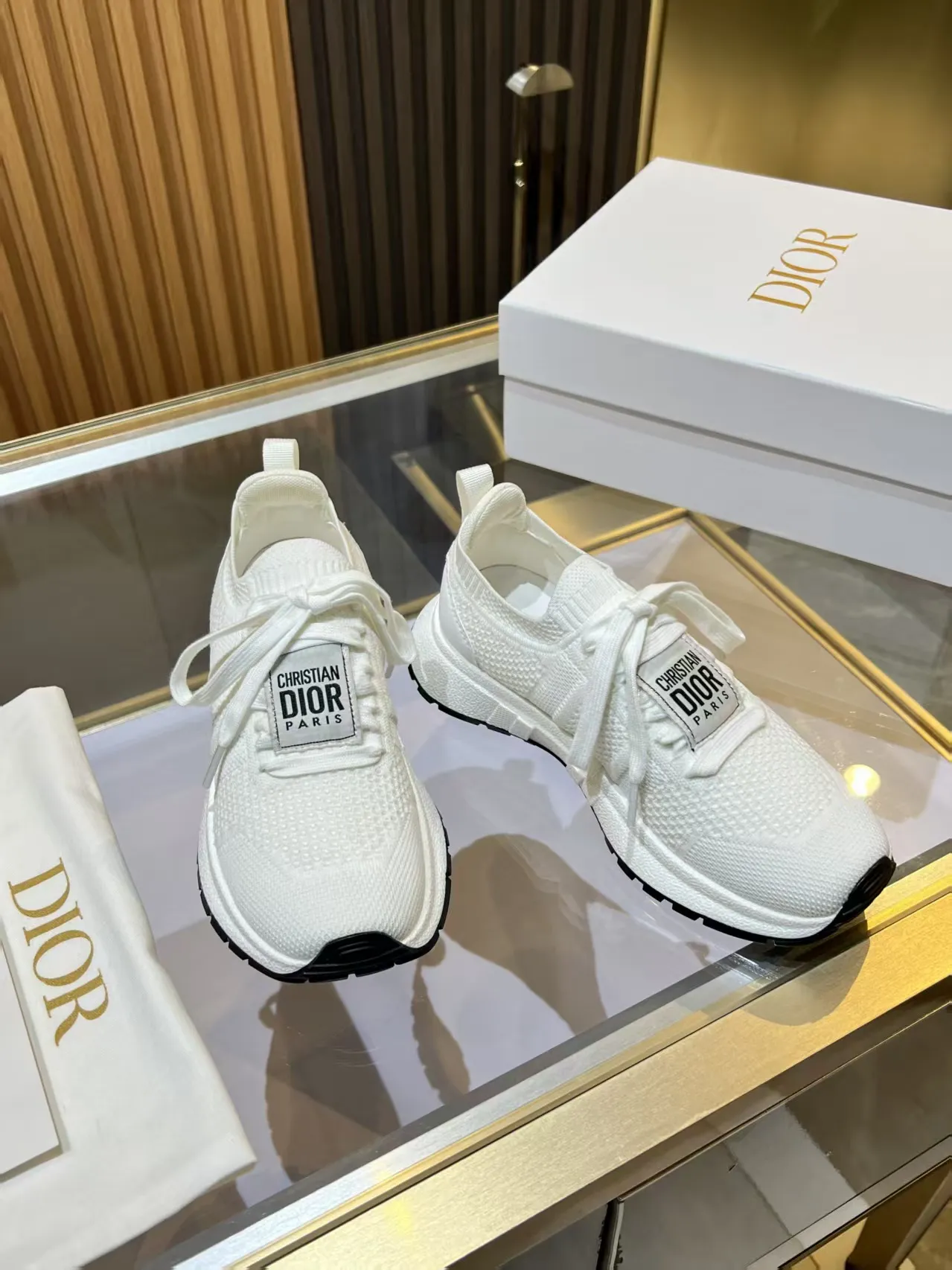 👟👟Ex-factory price 460👟👟 DIOR CHRONO Dior's new high-version, casual, business, all-in-one sports shoes. Simple and super versatile. The upper is equipped with a Logo cloth label. The upper is perfect and luxurious, and can be matched with any spring, summer, autumn and winter clothing. The upper foot is even more comfortable! The original material is disassembled and reproduced perfectly. The fly-woven upper is breathable and comfortable. The original super lightweight TPU absorbent film anti-slip outsole. Unique. Full of details. Fine workmanship. Worth owning. Equipped with original packaging at the counter. 3 colors available SIZE: 35--40 (41 can be customized)